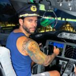 Jordi Wild Instagram - Entras en un avión, y el piloto es él. ¿Qué haces?
