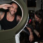 Jordi Wild Instagram - Empezando a tatuar todo el otro brazo con dos tatuadores a la vez… #NoPainNoGain