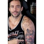 Jordi Wild Instagram - Empezando a tatuar todo el otro brazo con dos tatuadores a la vez… #NoPainNoGain