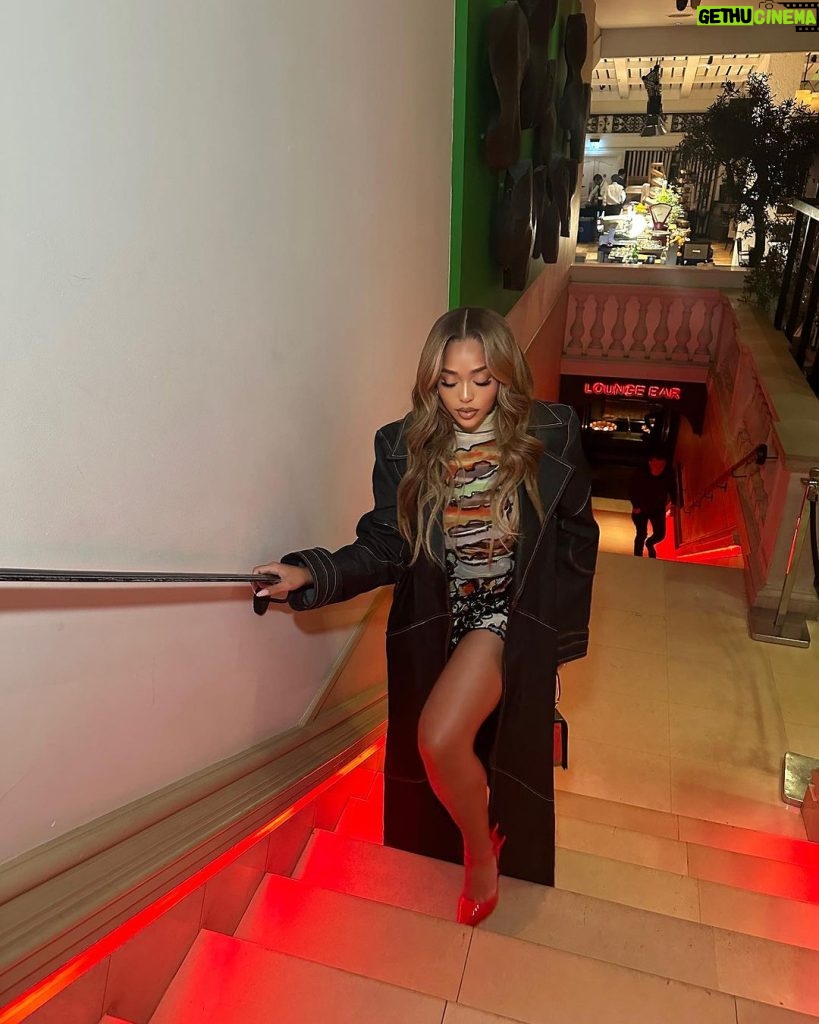 Jordyn Woods Instagram - a perfect night with @theperfectmagazine & @maisonvalentino ☺️ Hair by: @hausofshee London, United Kingdom