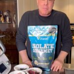 Jorge Rausch Instagram - Smoothie alto en proteína 💪🏻🥤 Acá les dejo esta receta que sé que les gustara para esos momentos de antojos! Ingredientes: - Leche de almendras o de tu preferencia. - 2 Scoops de proteína Isolate gourmet de @vitanascolombia - Mix de frutos rojos congelados. - Hielo al gusto. Ahí lo tienen fácil y rápido👌🏻, Recuerda que todo es un equilibrio! Comenta si quieren más recetas saludables y deliciosas 👇🏻😁 #publicidad