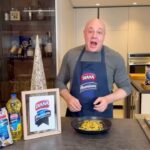 Jorge Rausch Instagram - Para esta navidad 🎄 te traigo 5 recetas fáciles y deliciosas para sorprender a tu familia 🤩, estaré publicándolas para que se animen a prepararlas. La de hoy, un delicioso arroz 🍚 con lomo y frutos secos con Arroz y Aceite Diana premium 💙🤍 Si queires ver más entra a @alimentosdiana Ingredientes Arroz Diana premium Aceite Diana premium Cebolla blanca Ajo Polvo de curry Cúrcuma Caldo de pollo Leche de coco Lomo de res Albaricoques deshidratados Uvas pasas Nuez Pecana o cualquier otro fruto seco Higos deshidratados (opcional) Limón Sal Cilantro #publicidad