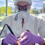 Jorge Rausch Instagram - El bruxismo es un problema común en muchas personas es posible que, de manera inconsciente, aprietes los dientes cuando estás despierto o que los aprietes o rechines mientras duermes… en algunas personas, el bruxismo puede ser frecuente y lo suficientemente intenso como para producir trastornos de la mandíbula, dolores de cabeza, daños en los dientes y otros problemas. Si sientes algunos de estos síntomas consulta con tu odontólogo. @dra.adrianachejab #sonrisaschejab #sonrisasmasnaturales #diseñodesonrisabogota #publicidad