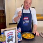 Jorge Rausch Instagram - ¿Quieres una receta diferente? Atrévete a hacer este arroz 🍚 caldoso con pescado 🐠 y calamares 🦑 junto con mis favoritos, Arroz y Aceite Diana Premium @alimentosdiana ✨ ¡una receta espectacular! ✨ Escribe en los comentarios que otras recetas te gustaría ver Ingredientes Arroz diana premium Aceite diana Premium Cebolla blanca Ajo Salmon fresco Pescado blanco Calamar Paprika Caldo de pollo o pescado Tomillo Laurel Tomate triturado Perejil Limón Aceitunas alcaparras Alverjas congeladas #publicidad