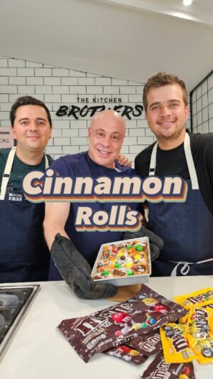 Jorge Rausch Instagram - M&M's Cinnamon Rolls (rollos de cabela)
- M&M's nos reto a hacer una Receta diferente y esto fue lo que logramos, a propósito quedaron ESPECTACULARES!
• 
Ingredientes:
PARA LA MASA:
-Harina de trigo 500gr
- Sal 5 gr
- Azúcar 30 gr
- Mantequilla 50 gr
- Huevos 1 uni
- Leche en Polvo 15 gr
- Levadura seca 1 cucharada (la levadura disuelta en el agua por 10 min)
- Agua 50 gr

PARA EL RELLENO:
- M&M's derretidos 
- Canela en polvo

PARA EL GLASEADO:
- Queso Crema dos cucharadas
- Azúcar pulverizada 1 cucharada 
-Leche  1 Cucharada
- Escencia de Vainilla 1 chorrito 
• 
#TheKitchenBrothers #JorgeRausch #Imparablediversión