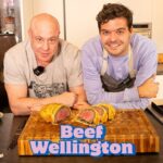 Jorge Rausch Instagram - El Beef Wellington es un clásico de la cocina inglesa y en nuestro viaje a Escocia probamos uno que no nos convenció. Así que Rausch me invitó a su casa y me enseñó cómo es la vuelta. Y para un plato especial, un whisky especial @chivasregalcol. Ingredientes: Lomo de res Aceite 1 diente de ajo 1 rama de tomillo 1 hoja de laurel 1 cucharada de mantequilla 2 cebollas rojas 500gr de champiñón blanco y orellanas Perejil Espinaca 8 tajadas de jamón serrano 400gr de masa de hojaldre 1 huevo 1 chorrito de leche El exceso de alcohol es perjudicial para la salud. Prohíbese el expendio de bebidas embriagantes a menores de edad. 40% vol. Alc. #Bogotaeats #BeefWellington #Recetas