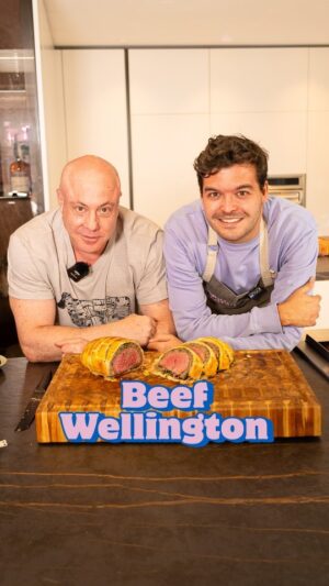 Jorge Rausch Instagram - El Beef Wellington es un clásico de la cocina inglesa y en nuestro viaje a Escocia probamos uno que no nos convenció. Así que Rausch me invitó a su casa y me enseñó cómo es la vuelta.

Y para un plato especial, un whisky especial @chivasregalcol.

Ingredientes:
Lomo de res 
Aceite
1 diente de ajo 
1 rama de tomillo 
1 hoja de laurel
1 cucharada de mantequilla 
2 cebollas rojas 
500gr de champiñón blanco y orellanas
Perejil 
Espinaca 
8 tajadas de jamón serrano 
400gr de masa de hojaldre
1 huevo
1 chorrito de leche

El exceso de alcohol es perjudicial para la salud. Prohíbese el expendio de bebidas embriagantes a menores de edad. 40% vol. Alc.

#Bogotaeats #BeefWellington #Recetas