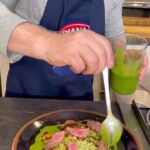 Jorge Rausch Instagram - ¿Quieres sorprender con un plato de alta cocina? 🤩 Anímate a hacer este delicioso Arroz Diana Premium 🍚 con Lomo de res, gremolata (pesto de perejil) y vegetales mediterráneos 🥒 Ingredientes Aceite Diana premium Arroz diana premium previamente cocido Cebolla roja Pimentón rojo Calabacín amarillo Calabacín verde Guisantes Tomillo Laurel Sal y pimienta Lomo fino de res Pars la gremolata Perejil liso Aceite Diana premium Queso parmesano Ajo Hielo Pan Sal y pimienta Escriban en los comentarios que tal les parece, los invito a ver más recetas en @alimentosdiana 💙🤍 #publicidad