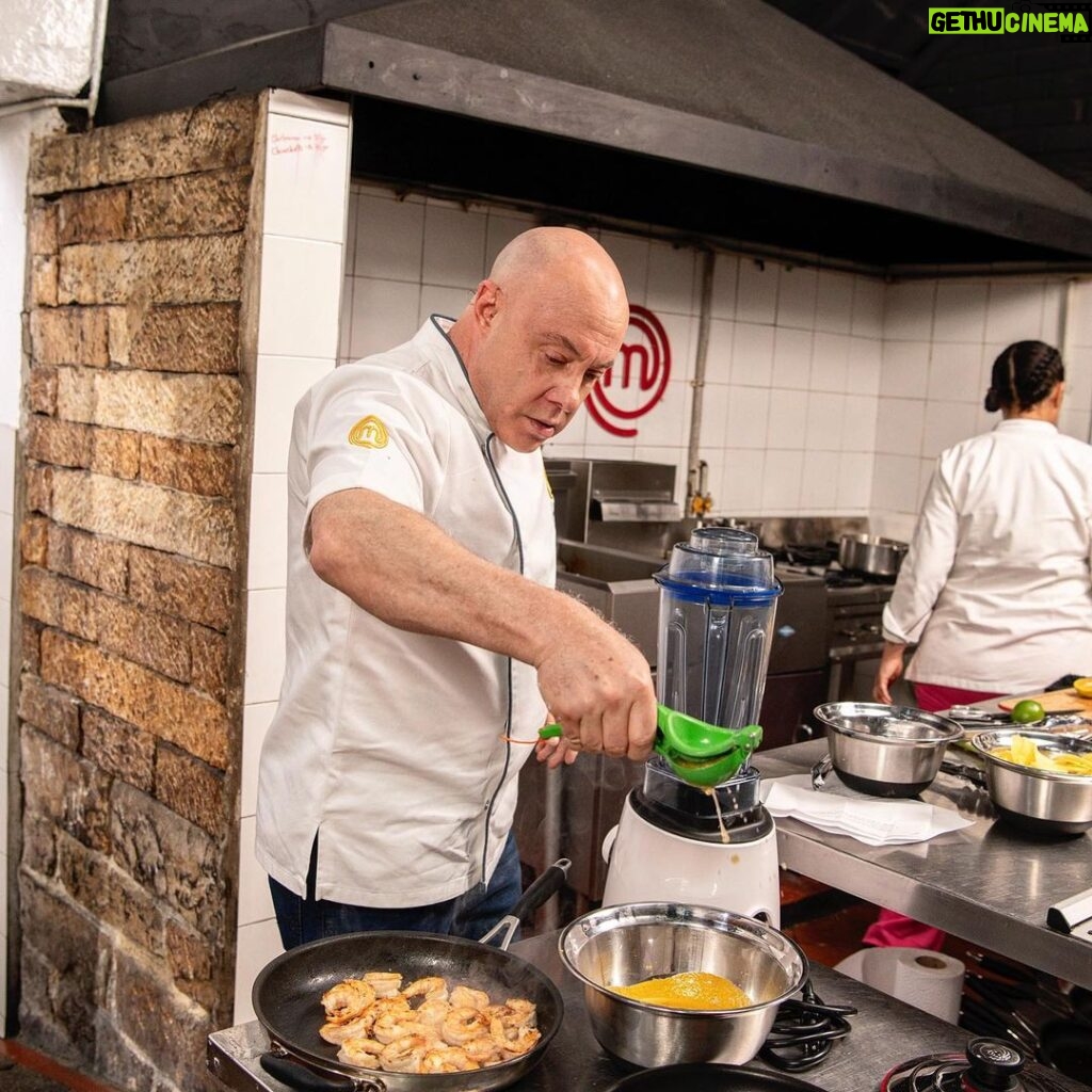 Jorge Rausch Instagram - Esta noche en @masterchefcelebrityco es noche de servicio de restaurante Mi capítulo favorito 💪🏻 Vamos a meter caña a @adrianparada @natasanint_ @nelagonzalez @acevedocarolina @danielatapiaoficial Vamos a ver si hacen caso! Si chef 🧑🏽‍🍳💪🏻👌 Bogotá, Colombia