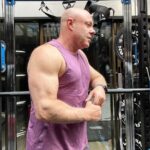 Jorge Rausch Instagram - Soy Jorge Rausch soy chef y tengo 53 años, entreno fuerza todos los dias no por que quiera parecer de 20 años sino para ser mi mejor version a mi edad! Publico mi progreso para inspirar a la gente común y corriente a ser mejor, a darla toda en cualquier cosa que se propongan! Claramente no soy atleta mucho menos fisiculturista jejeje, aun tengo mi barriguita aunque tengo 17% de grasa corporal Lo que si les garantizo es que me siento mejor que hace 30 años gracias a mi estilo de vida saludable! Siempre es difícil empezar a hacer ejercicio y a bajar de peso pero se puede, una vez que notamos los primeros cambios nos motivamos y si no paramos esto ayuda a mejorar la autoestima y también la salud! Yo llevo 3 años y medio entrenando y estoy feliz, tranquilo y lleno de energia! Vamos con toda a cumplir nuestros sueños, que nadie nos diga que no se puede 💪🏻🏋️‍♂️🦵🫶 Y a los que nos dan hate 🖕 Bogotá, Colombia