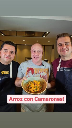 Jorge Rausch Instagram - Arroz con Camarones 🇨🇴
📢 @thekitchenbrothers y @jorge.rausch nos juntamos para hacer esta super receta!
•
Ingredientes:
- Arroz
- Caldo de pollo
- Aceite Achiotado
- Cebolla larga
- Cebolla Cabezona 
- Pimentón 
- Ajo
- Achiote
- Leche de coco
- Cilantro Cimarrón 
- Cilantro
- Albahaca Morada
- Poleo
- Camarones
- Limón 
- Arvejas
- Sal y Pimienta
•
#TheKitchenBrothers #JorgeRausch #ArrozConCamarones