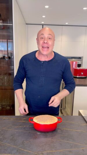 Jorge Rausch Instagram - Aquí les comparto la receta de un delicioso postre tiramisu(mi variación de arequipe y chocolate para los que no les guste el café). ¿Quién se atreve a  hacerlo?

Ingresa a la app TuCash para conocer los productos y subiendo tus facturas en TuCash 📲 recibes 💸 cashback que puedes recibir en tus billeteras digitales disponibles: Bancolombia a la mano, Nequi, Daviplata, Tpaga o Tuyapay. 💰

@tucashoficial 
#publicidad