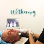 Jorge Rausch Instagram - Acompañamos a @jorge.rausch en su segunda sesión de #Ultherapy, una tecnología de rejuvenecimiento facial que utiliza ultrasonido focalizado para estimular la producción de colágeno y reafirmar la piel dejándola totalmente renovada. Beneficios principales: 1️⃣ Reafirmar y tensar la piel. 2️⃣ Reducir la apariencia de líneas finas. 3️⃣ Mejora la elasticidad y la textura de la piel. Estamos agradecidos por elegirnos a nosotros para cuidar tu belleza y bienestar. 💖✨ ¡Agenda tu cita ahora! 📲WhatsApp haciendo click aquí en la biografía (+57) 3057341634 pbx: (+57) 601-6566460 Sitio Web: 𝐰𝐰𝐰.𝐝𝐫𝐚𝐥𝐮𝐳𝐦𝐚𝐫𝐢𝐧𝐚𝐝𝐢𝐚𝐳.𝐜𝐨 #ultherapy #rejuvenecimientofacial #liftingfacial #calidaddepiel #colageno #medicinaestetica