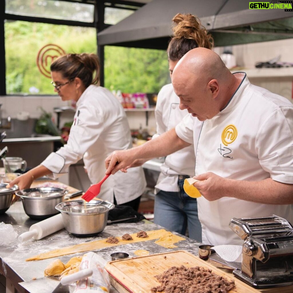 Jorge Rausch Instagram - Esta noche en @masterchefcelebrityco es noche de servicio de restaurante Mi capítulo favorito 💪🏻 Vamos a meter caña a @adrianparada @natasanint_ @nelagonzalez @acevedocarolina @danielatapiaoficial Vamos a ver si hacen caso! Si chef 🧑🏽‍🍳💪🏻👌 Bogotá, Colombia