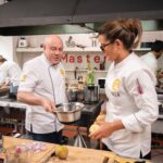 Jorge Rausch Instagram - Esta noche en @masterchefcelebrityco es noche de servicio de restaurante Mi capítulo favorito 💪🏻 Vamos a meter caña a @adrianparada @natasanint_ @nelagonzalez @acevedocarolina @danielatapiaoficial Vamos a ver si hacen caso! Si chef 🧑🏽‍🍳💪🏻👌 Bogotá, Colombia