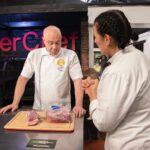 Jorge Rausch Instagram - Esta noche en @masterchefcelebrityco es noche de servicio de restaurante Mi capítulo favorito 💪🏻 Vamos a meter caña a @adrianparada @natasanint_ @nelagonzalez @acevedocarolina @danielatapiaoficial Vamos a ver si hacen caso! Si chef 🧑🏽‍🍳💪🏻👌 Bogotá, Colombia