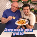 Jorge Rausch Instagram - Para los que estaban pidiendo la receta, aquí va el arroz con pollo del nuevo practicante de la oficina. (Si no sabe de qué hablamos, vea el último video que subimos). Ingredientes: Para el caldo: 1 atado de perejil, cilantro, tomillo y laurel 2 dientes de ajo Huesos y alas de un pollo asado Para el arroz: 2 cucharadas de aceite 1 trozo de cebolla larga 1 cucharita de achiote 1 taza de arroz 2 tazas de caldo Sal al gusto Chorizo Pollo desmechado 1/2 taza de zanahorias 1/2 taza de habichuelas 1/2 taza de arvejas Hogao Papas chip para acompañar #Bogotaeats #RecetasFáciles #ArrozConPollo