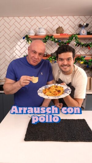 Jorge Rausch Instagram - Para los que estaban pidiendo la receta, aquí va el arroz con pollo del nuevo practicante de la oficina. (Si no sabe de qué hablamos, vea el último video que subimos).

Ingredientes:
Para el caldo:
1 atado de perejil, cilantro, tomillo y laurel
2 dientes de ajo
Huesos y alas de un pollo asado
Para el arroz:
2 cucharadas de aceite
1 trozo de cebolla larga
1 cucharita de achiote
1 taza de arroz
2 tazas de caldo
Sal al gusto
Chorizo
Pollo desmechado
1/2 taza de zanahorias
1/2 taza de habichuelas
1/2 taza de arvejas
Hogao
Papas chip para acompañar

#Bogotaeats #RecetasFáciles #ArrozConPollo