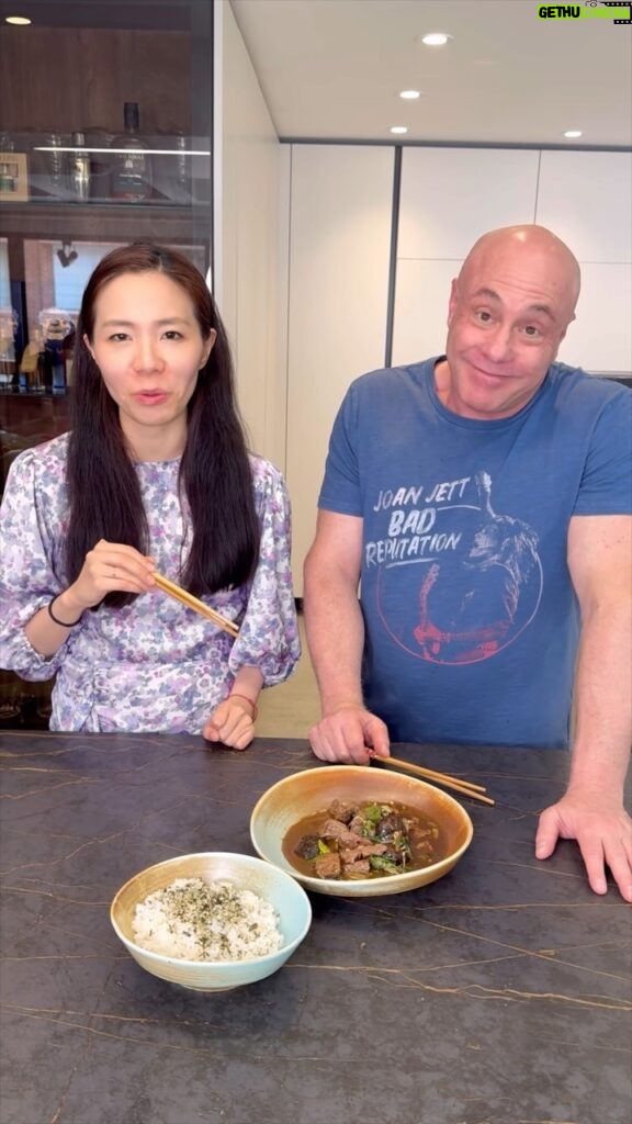 Jorge Rausch Instagram - Estuve en @mercatus9 con @huiminzheng su dueña escogiendo ingredientes asiáticos para preparar mi receta de lomo de res con salsa de ostras La verdad la variedad de productos asiáticos es impresionante, no solo alimentos, tambien me lleve un wok espectacular 💪🏼 Tienen 3 sedes en Bogotá Cra 13 #119-12 Cra 15 #75-25 Calle 24 #7-43 L103 Tel 316 415 6984 Ingredientes del lomo de res con salsa de ostras Lomo de res Cebolla cabezona Ajo Jengibre Salsa soya Vinagre de arroz Sazonador oriental Salsa de ostras Repollo chino Raíces chinas Polvo de chile Hongos shiitake Fécula de maíz Arroz blanco Furikake Además tienen un restaurante asiático espectacular el el 3er piso @nansairestaurante #publicidad