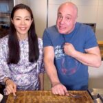 Jorge Rausch Instagram – Estuve en @Mercatus9 con @Huiminzheng su dueña escogiendo ingredientes asiáticos para preparar mi receta de pad Thai de langostinos 🍤 
La verdad la variedad de productos asiáticos es impresionante, no solo alimentos, tambien me lleve un wok espectacular 💪🏼

Tienen 3 sedes en Bogotá
Cra 13 #119-12
Cra 15 #75-25
Calle 24 #7-43 L103
Tel 316 415 6984

Ingredientes del pad Thai

Fideos de arroz
Cebolla cabezona
Ajo
Jengibre 
Zanahoria
Pimenton 
Salsa soya
Vinagre de arroz 
Concentrado de pollo
Salsa de pescado
Mantequilla de marañon o de maní
Marañones
Salsa picante oriental
Limón
Langostinos
Cilantro
Aceite de ajonjolí 
Ajonjolí blanco y negro
Azúcar
Además tienen un restaurante asiático espectacular el el 3er piso @Nansairestaurante