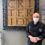 Jorge Rausch Instagram - Con nostalgia anunciamos el cierre de Criterion en la casa de la Zona G donde ha estado de puertas abiertas durante los últimos 20 años. Y con felicidad y orgullo también hacemos este anuncio, porque ahora comienza una nueva etapa para nuestro adorado criterion, el primer restaurante de los Hermanos Rausch, nuestra casa y la casa de todos nuestros amigos. A partir del 1 de marzo Marky y yo nos tomaremos el tiempo necesario para abrir nuevamente nuestro restaurante insignia, esta vez en una nueva sede adecuada para el servicio moderno de cocina. Vamos a encender de nuevo nuestra imaginación y nuestra creatividad. Vamos a aprender, a viajar, a conocer lo que ocurre en el mundo. Vamos a experimentar como lo hicimos hace 20 años, con el único fin de sorprender a los comensales del nuevo restaurante. Esta es una pausa para adecuar los espacios y diseñar una experiencia diferente, y durante el proceso les estaremos contando nuestros avances. ¡Pronto volverá nuestro amado restaurante!