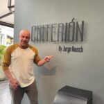 Jorge Rausch Instagram - Con nostalgia anunciamos el cierre de Criterion en la casa de la Zona G donde ha estado de puertas abiertas durante los últimos 20 años. Y con felicidad y orgullo también hacemos este anuncio, porque ahora comienza una nueva etapa para nuestro adorado criterion, el primer restaurante de los Hermanos Rausch, nuestra casa y la casa de todos nuestros amigos. A partir del 1 de marzo Marky y yo nos tomaremos el tiempo necesario para abrir nuevamente nuestro restaurante insignia, esta vez en una nueva sede adecuada para el servicio moderno de cocina. Vamos a encender de nuevo nuestra imaginación y nuestra creatividad. Vamos a aprender, a viajar, a conocer lo que ocurre en el mundo. Vamos a experimentar como lo hicimos hace 20 años, con el único fin de sorprender a los comensales del nuevo restaurante. Esta es una pausa para adecuar los espacios y diseñar una experiencia diferente, y durante el proceso les estaremos contando nuestros avances. ¡Pronto volverá nuestro amado restaurante!