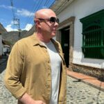 Jorge Rausch Instagram - Yo acá en Santafe de Antioquia trabajando en lo que más me gusta con gente maravillosa ❤️ mientras el mundo arde 🔥 Hace calorcito jejeje Happy days Que foto les gusta más de la 1 a la 10? @alimentosdiana @ditaeyewear Santafé de Antioquia