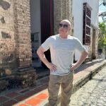 Jorge Rausch Instagram - Yo acá en Santafe de Antioquia trabajando en lo que más me gusta con gente maravillosa ❤️ mientras el mundo arde 🔥 Hace calorcito jejeje Happy days Que foto les gusta más de la 1 a la 10? @alimentosdiana @ditaeyewear Santafé de Antioquia