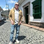 Jorge Rausch Instagram - Yo acá en Santafe de Antioquia trabajando en lo que más me gusta con gente maravillosa ❤️ mientras el mundo arde 🔥 Hace calorcito jejeje Happy days Que foto les gusta más de la 1 a la 10? @alimentosdiana @ditaeyewear Santafé de Antioquia