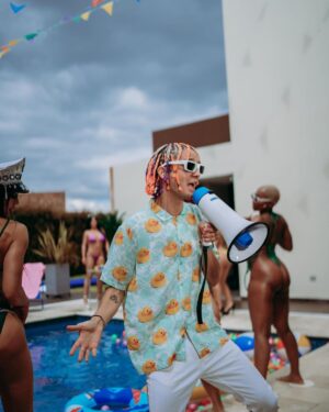 José Leonardo Broianigo Muñoz Instagram - Cuando bailes dile: muéveme ese Chukutu🍑 al ritmo del Chukutu 🍑 muévete como los helicópteros que hacen Tukutu 🚁🚁🚁 Quién diría que mi primera canción salió de una broma entre amigos 😂