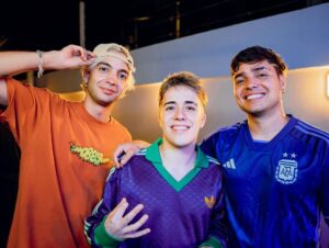 José Leonardo Broianigo Muñoz Instagram - Celebrando mi primer evento con estos genios, un honor compartir con ellos 💕 Por fin estrenamos la casa como se debe 😂