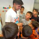 José Leonardo Broianigo Muñoz Instagram - Misión Aventurera: Visitamos una casa hogar de niños, reconstruimos su techo y les regalamos uniformes escolares nuevos🫡