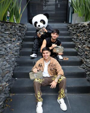 José Leonardo Broianigo Muñoz Instagram - Los Beatles de YouTube 🎸 caminamos juntos hasta los 50m? Soy feliz de lograrlo con ustedes y mis mejores amigos. No pido más 💕 Demostremos al mundo el poder aventurero.