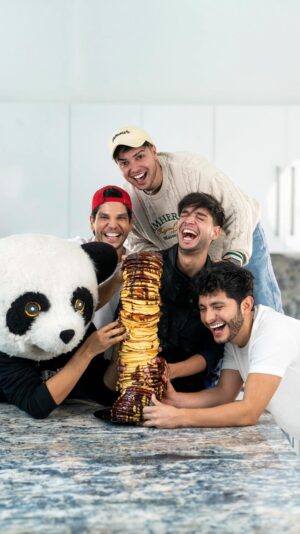 José Leonardo Broianigo Muñoz Instagram - La TORRE más alta DE HOTCAKES (pancakes) @losdenam @medicenyolo @nandoweee @pandaaventurero
•
⚠️(Advertimos que NO hubo ni el más mínimo desperdicio de alimentos fue el desayuno y merienda de nuestros equipos de trabajo)⚠️

•
INGREDIENTES:
▪️24 huevos.
▪️2 litros de leche.
▪️24 tazas de harina de trigo.
▪️1/2 taza de mantequilla derretida.
▪️1/4 de taza de sal.
▪️1/2 taza de azúcar.
▪️Chocolate para untar. 
•
#receta #hotcakes #pancakes #yoloaventuras #losdeñam