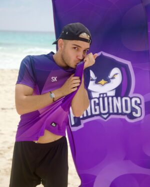 José Leonardo Broianigo Muñoz Instagram - Bonitos y gorditos muchachos 🐧 Los pingüinos no pueden volar, no pueden saltar, tampoco intimidan o dan miedo; pero trabajamos en equipo y eso es suficiente!  Si ganamos, me hago un tatuaje de un pingüino chiquito 💕 Feliz en el #SummerKamp 💜