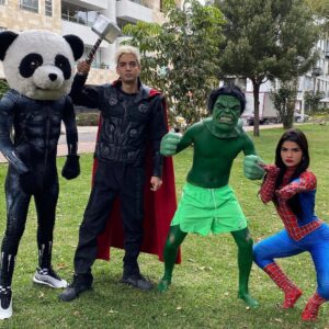 José Leonardo Broianigo Muñoz Instagram - ¿4 años es mucho o poco? Mariana tuvo el cabello color rosado, verde, rojo y negro… Yolo lo tuvo azul, yo rubio, rojo y Panda… Él es diferente haha. Fuimos superhéroes de Marvel, superhéroes reales y hasta jugadores del calamar. También fuimos desconocidos, amigos, cuñados y hasta nos hicieron un shippeo todo raro 😂 

Si me preguntan, 4 años es poquito porque quería que fueran más, pero es mucho por la cantidad de momentos que vivimos juntos.

Creo que es una nueva etapa, que seguiremos siendo todos grandes amigos y nuestra aventura apenas está empezando 💕