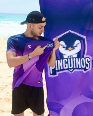 José Leonardo Broianigo Muñoz Instagram - Bonitos y gorditos muchachos 🐧 Los pingüinos no pueden volar, no pueden saltar, tampoco intimidan o dan miedo; pero trabajamos en equipo y eso es suficiente!  Si ganamos, me hago un tatuaje de un pingüino chiquito 💕 Feliz en el #SummerKamp 💜