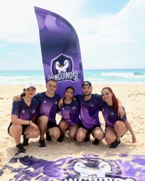 José Leonardo Broianigo Muñoz Instagram - Bonitos y gorditos muchachos 🐧 Los pingüinos no pueden volar, no pueden saltar, tampoco intimidan o dan miedo; pero trabajamos en equipo y eso es suficiente!  Si ganamos, me hago un tatuaje de un pingüino chiquito 💕 Feliz en el #SummerKamp 💜