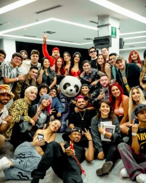 José Leonardo Broianigo Muñoz Instagram - “Gracias por regalarme y regalarnos el día más especial de nuestras vidas” Aún sigo en shock que 6 años después de iniciar este camino, mis amigos y yo nos paramos frente a 3500 personas y dimos un show que quedará en la memoria de todos. Nunca dejen de luchar por sus sueños, te caes, te levantas, te caes y te levantas hasta que lo logres 💕 Foto: @perseosainz