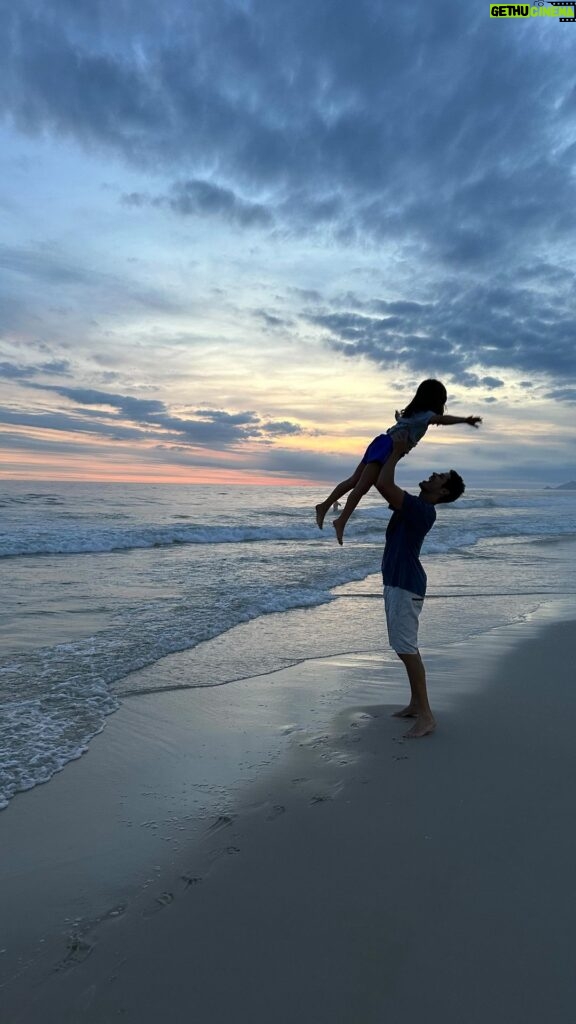 José Loreto Instagram - Depois da escola, um rolezinho de bicicleta, pôr do sol na praia, agradecendo aos deuses e deusas, muita conversa, diversão e tempo de qualidade… te amo filhota 💕