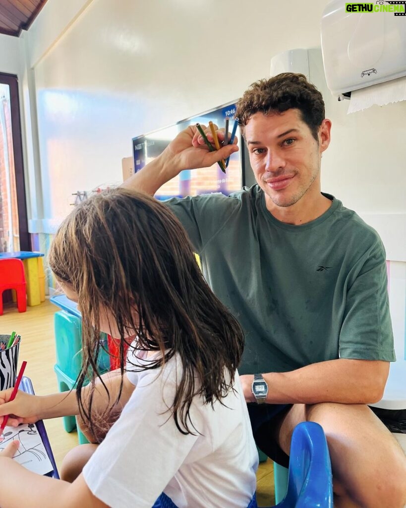 José Loreto Instagram - Da natação, pro banho, pra escola… e o pai esqueceu o pente!!! Mas a criatividade dar-se um jeito e tudo fica super fantástico e muito mais divertido ❤️ Obrigado minha filha por despertar o melhor de mim. Ser seu pai me ensina na grande experiência que é viver e nos simples detalhes, como pentear seus cabelos e colorir nossas imaginações!! Amor infinito ♾️ Me contem aí as pequenas e grandes experiências que vcs tem com os seus legados 🌬️🤍