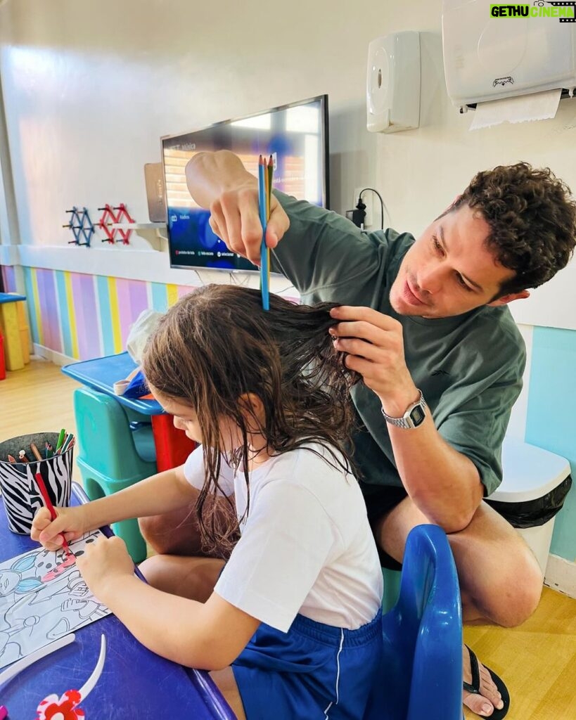 José Loreto Instagram - Da natação, pro banho, pra escola… e o pai esqueceu o pente!!! Mas a criatividade dar-se um jeito e tudo fica super fantástico e muito mais divertido ❤️ Obrigado minha filha por despertar o melhor de mim. Ser seu pai me ensina na grande experiência que é viver e nos simples detalhes, como pentear seus cabelos e colorir nossas imaginações!! Amor infinito ♾️ Me contem aí as pequenas e grandes experiências que vcs tem com os seus legados 🌬️🤍