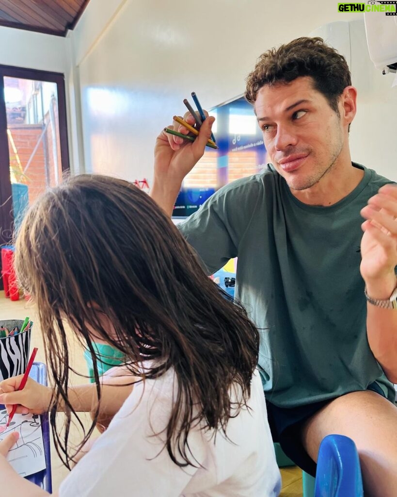 José Loreto Instagram - Da natação, pro banho, pra escola… e o pai esqueceu o pente!!! Mas a criatividade dar-se um jeito e tudo fica super fantástico e muito mais divertido ❤️ Obrigado minha filha por despertar o melhor de mim. Ser seu pai me ensina na grande experiência que é viver e nos simples detalhes, como pentear seus cabelos e colorir nossas imaginações!! Amor infinito ♾️ Me contem aí as pequenas e grandes experiências que vcs tem com os seus legados 🌬️🤍