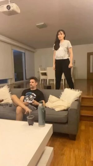 José María Listorti Instagram - Basta @monicalistorti déjame jugar a la Play en paz! Y vos @lalioficial por qué haces una coreo tan complicada? Se va a desnucar!