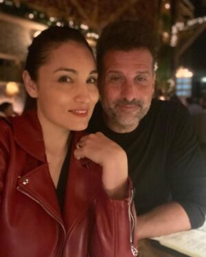 José María Listorti Instagram - Hoy cumple años @monicalistorti ! Dicen que detrás de un GRAN hombre, hay una GRAN mujer. No estoy de acuerdo. Para mí una GRAN mujer hace que un hombre sea GRANDE! Por que Moni siempre saca lo mejor de cada uno.  Es el motor de todo! Nunca se le escapa nada. No me imagino la vida sin ella. Pensé q sabía muchas cosas de la vida hasta q la conocí. Me enseño tantas cosas: a disfrutar momentos, a no hacerme problemas por cosas q no tienen importancia, a ser padre, e innumerables cosas más! La mujer de mi vida. ❤️❤️❤️ FELIZ CUMPLE!! TE AMO!!