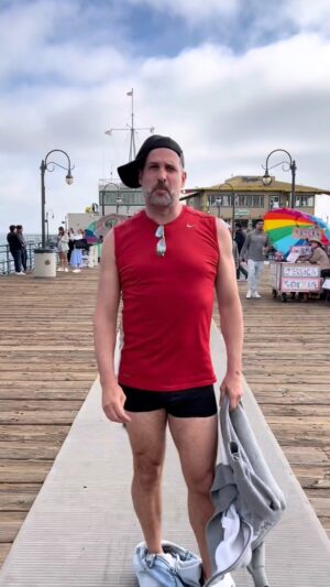 José María Listorti Instagram - Vimos una pasarela en el muelle de Santa Monica y tuvimos q desfilar. Aprendimos todo en las escuelas de @pablo_grana y @pachu_pena #viajes #travel #losangeles