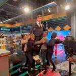 José María Listorti Instagram - Ayer grabamos el último programa de @supersupertv Como verán en el vídeo habia un clima hermoso entre productores, técnicos y artística. Fue una experiencia maravillosa. Nos divertimos mucho haciéndolo. Y con este programa termino una etapa muy importante de mi vida y de mi carrera. Dejo de trabajar en @lafliaok AGRADECIDÍSIMO por todos estos años de trabajo y todo lo q aprendí! Gracias @marcelotinelli por tu generosidad, por tantos años juntos, por tus palabras, por tus consejos! Gracias @elchatoprada @hoppefede por todo lo anterior y además por su amistad! Casi 30 años de mi vida compartiendo juntos! ❤️❤️❤️