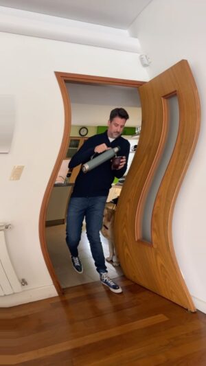 José María Listorti Instagram - Tomar mate 🧉 me pone así de alegre! A uds?? #baile #humor #flow