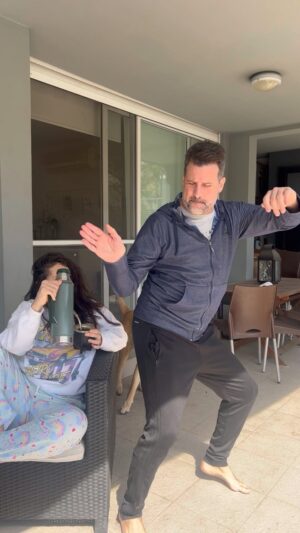 José María Listorti Instagram - Adivinen quien se levantó temprano y quien recién está arrancando el día!! #humor #parejas #baile