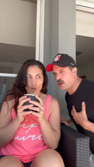 José María Listorti Instagram - En el día de San Valentín nada mejor que un gran poema para seducir a tu pareja ! O no @monicalistorti ? #humor #sanvalentin #amor #parejas